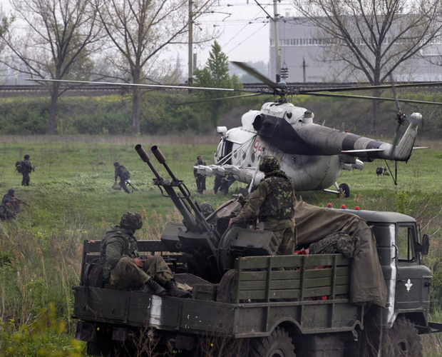 CRIZA DIN UCRAINA: Armata ucraineană a lansat o operaţiune militară la Slaviansk. Două elicoptere au fost doborâte şi doi piloţi au fost ucişi