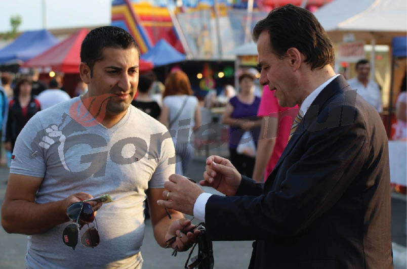 Orban cumparand ochelari de contrabanda