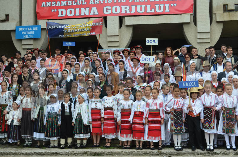 Paradă a portului popular prin centrul Târgu-Jiului