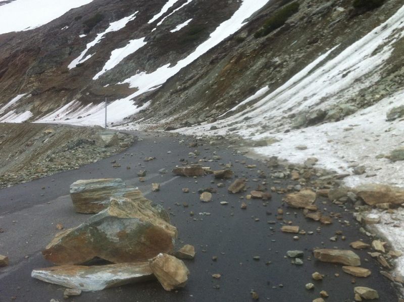 Transalpina, acoperită de stânci şi zăpadă