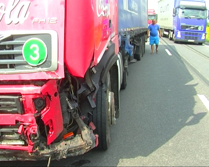 Poliţist lovit de TIR