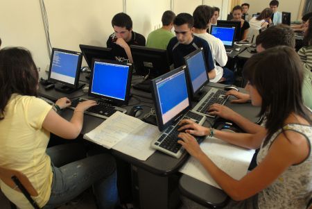 Peste 200 de elevi din Gorj vor primi bani pentru calculatoare