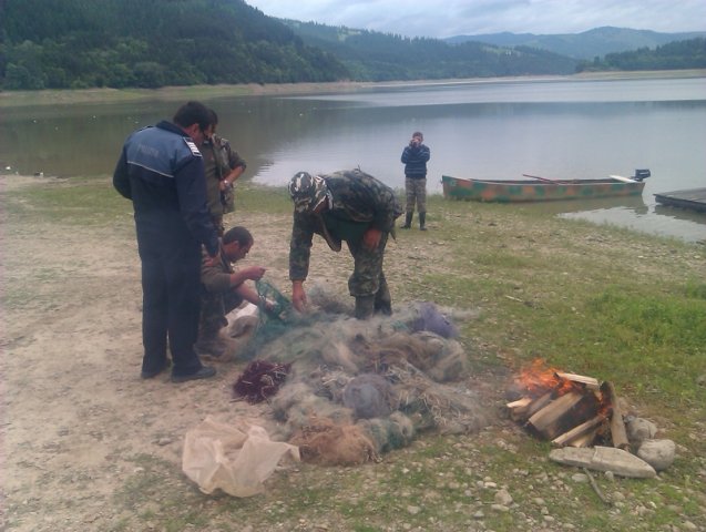 Un bărbat şi două femei, prinşi la braconaj piscicol