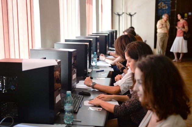 Peste o mie de elevi gorjeni, experimentaţi la competenţe digitale