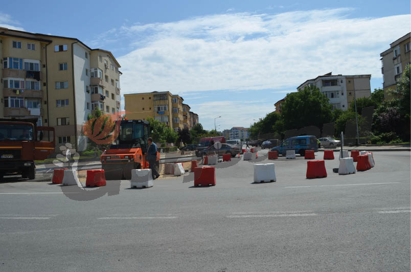 Giratoriu în faţa mall-ului din Târgu-Jiu