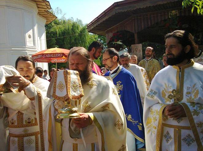Sfânta Liturghie la Mănăstirea «Sfânta Treime» de la Strâmba -Jiu, Gorj