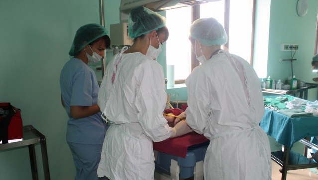 Salarii mai mari pentru asistenţii sociali şi angajaţii din sănătate