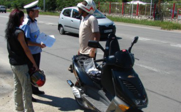 Fără permis, pe un moped neînmatriculat