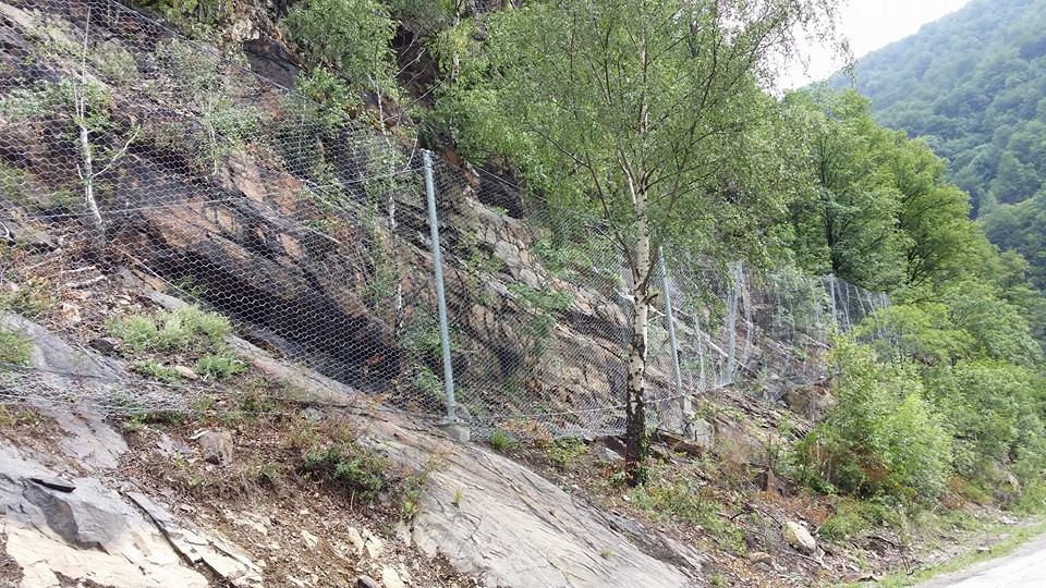 Zeci de alpinişti montează plase de susţinere a versanţilor pe Defileul Jiului