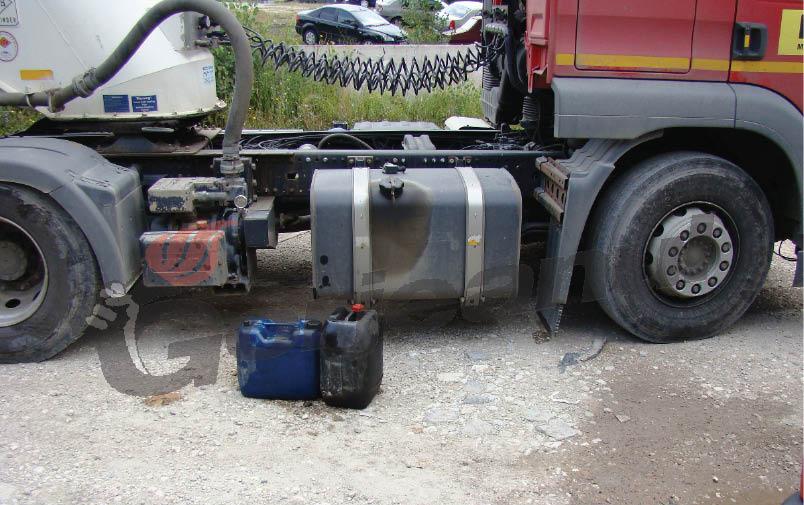 Prinşi în timp ce vindeau motorină furată