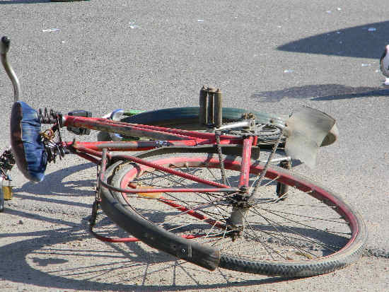 Biciclist accidentat de un şofer fugar