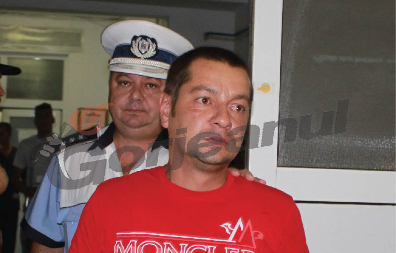 Directorul școlii din Bumbeşti-Piţic, mangă la volan