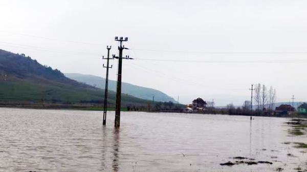 Pene de curent, în Samarinești, Strâmba și Vârtopu