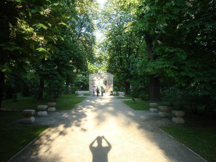 Gura târgului – Copacii stufoşi din Parcul Central deranjează turiştii