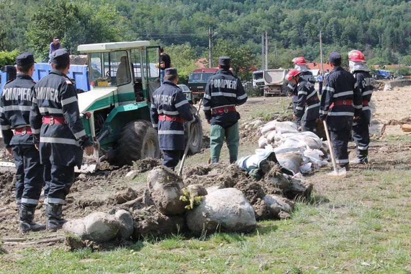 Bani de la Guvern, pentru localităţile afectate de inundaţii din Gorj