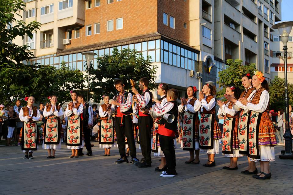 Ansamblurile internaţionale, în periplu prin judeţ