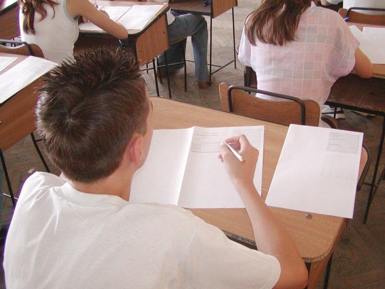Încep examenele de corigenţă la clasa a XII-a
