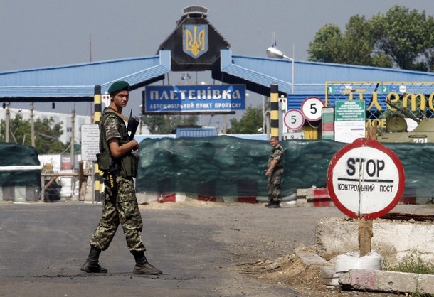 Vehicule militare ruse intra în Ucraina, sub forma de convoi de ajutoare, dupa o scurta oprire la frontieră