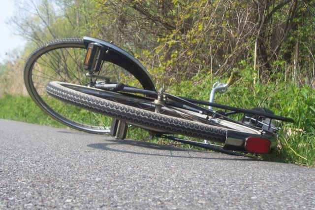 Biciclist accidentat de un şofer neatent