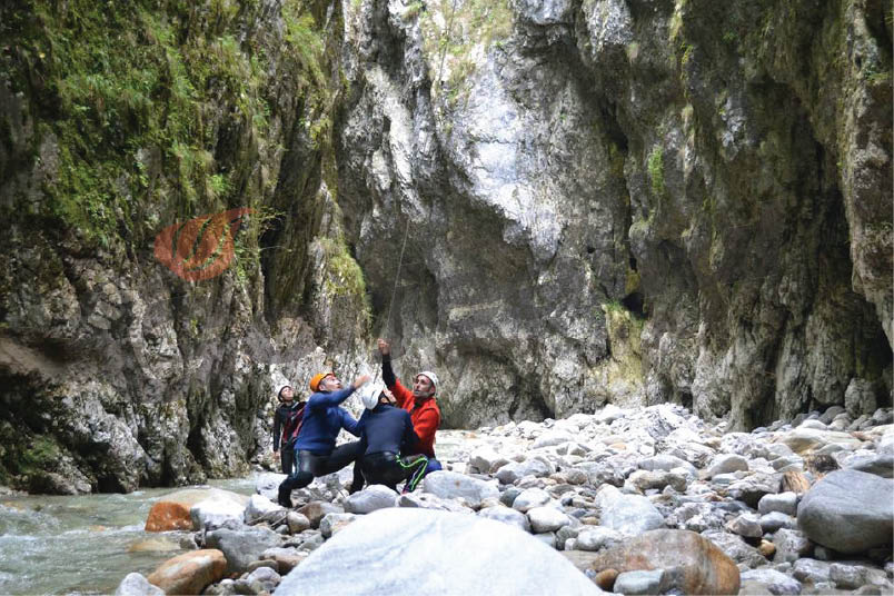Membrii White Wolf Baia de Fier, în acţiune pe Cheile Olteţului
