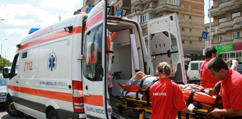 Autoutilitară acroşată de un autoturism la Ţicleni