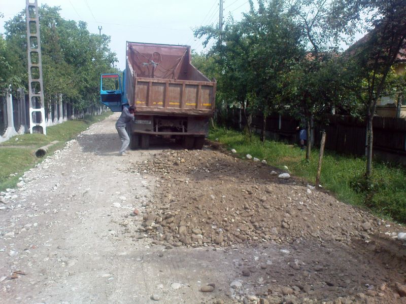 Primarul din Dăneşti a făcut balastări de 1 miliard de lei