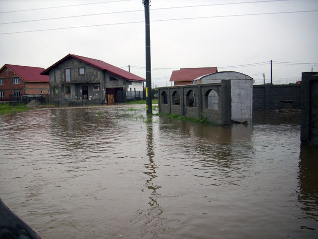 Zonele afectate de inundaţii, încă sub observaţiile autorităţilor