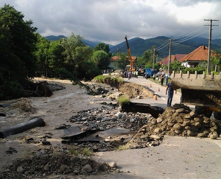 Continuă îndiguirile în localităţile afectate de inundaţii