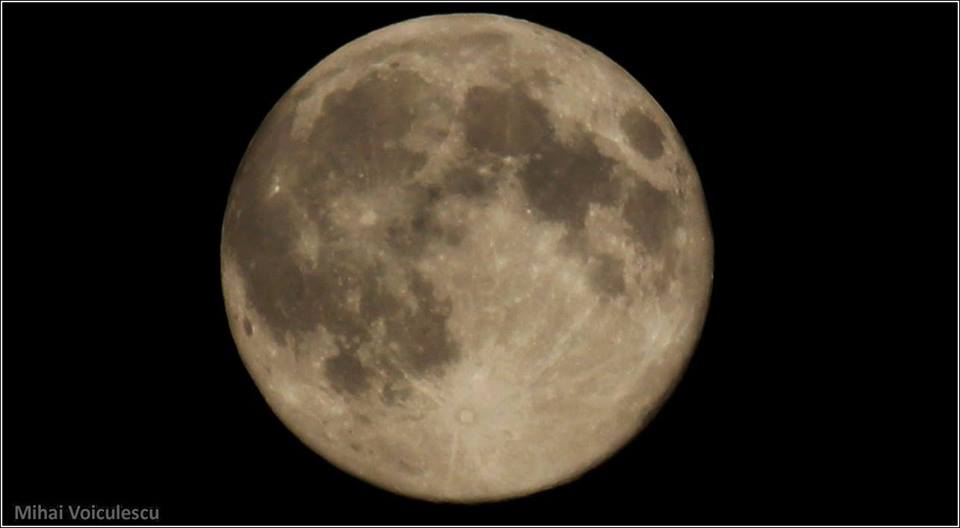 Gorjenii au ieşit din locuinţe să vadă Super Luna