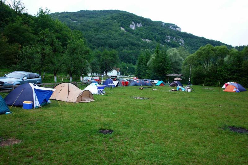 Week-end la munte, cu cortul sau la pensiune