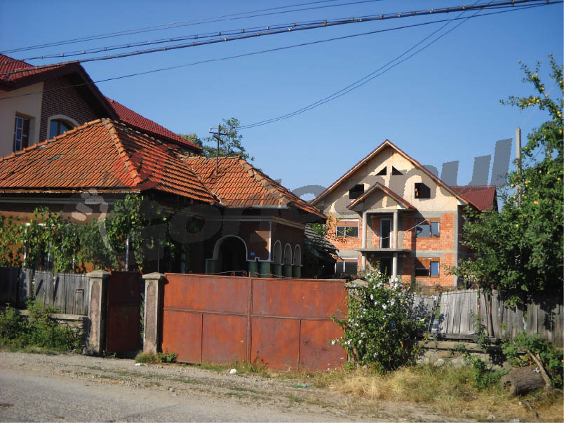 Primarul Pavel îşi vinde casele din Peştişani, de teama sechestrului