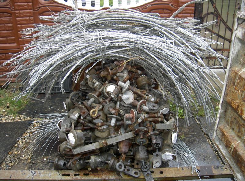 15 angajaţi ai unei firme din Piteşti, cercetaţi pentru furt de material feros