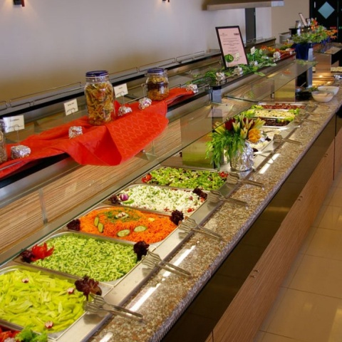 Sute de kilograme de alimente şi litri de băuturi, verificate de CJPC