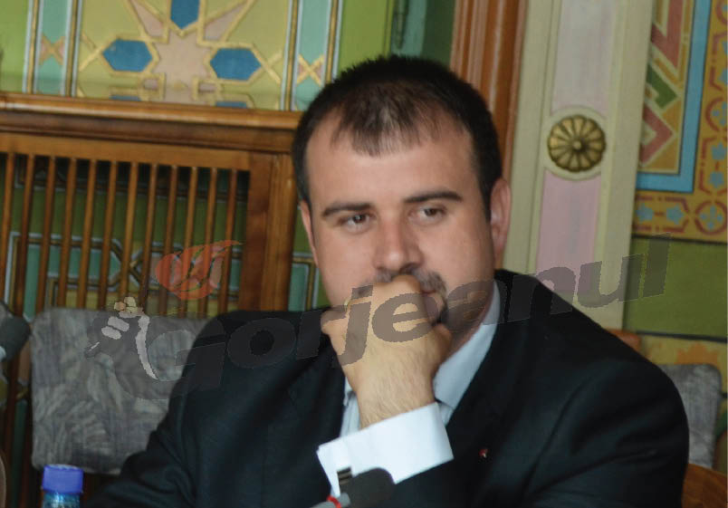 Prefectul şi autorităţile din Scoarţa şi-au dat mâna pentru refacerea unei case distrusă de incendiu