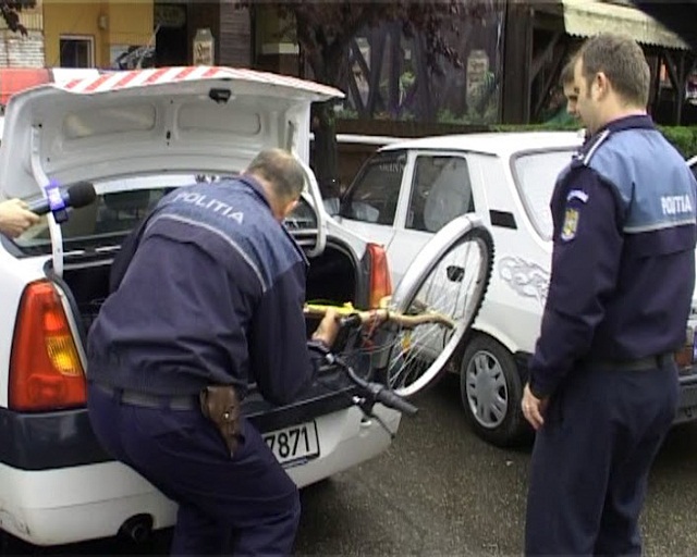 Adolescenţi cercetaţi pentru furt calificat