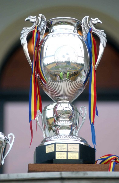 Se deplasează cu avionul pentru cupă