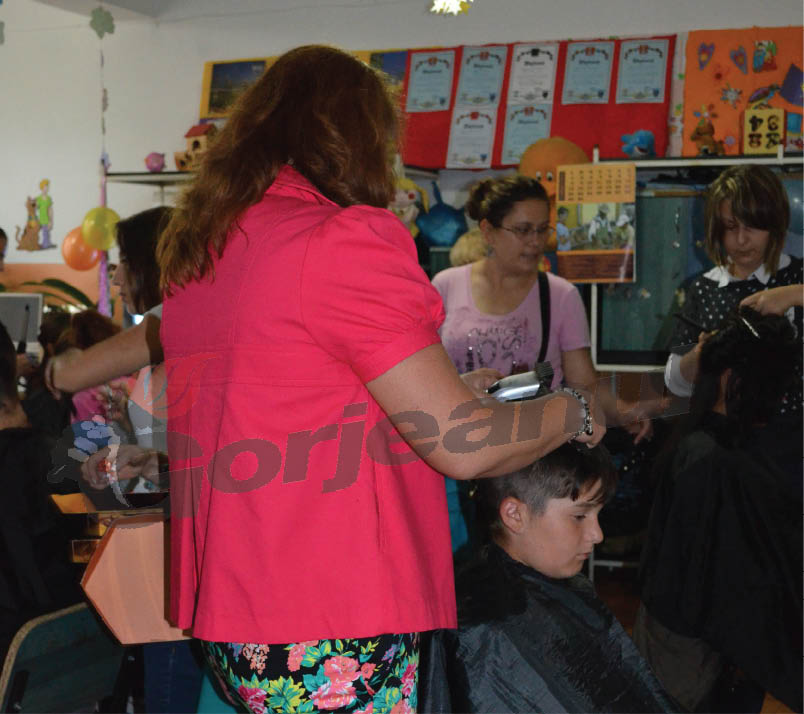 Copiii instituţionalizaţi, tunşi de cursanţii AJOFM