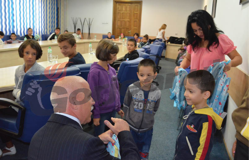 Rechizite gratuite pentru 33 de copii târgujieni