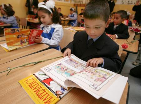 Elevii vor învăţa tot după vechile manuale