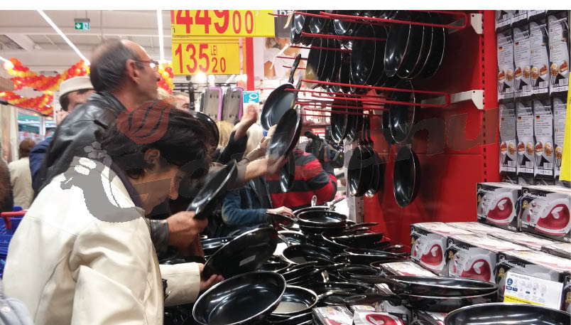 Înghesuială matinală la tigăile din Carrefour Târgu-Jiu