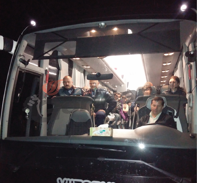 Peste 100 de localnici din Bâlteni şi Peşteana, însoţiţi de o ambulanţă la Curtea Militară de Apel