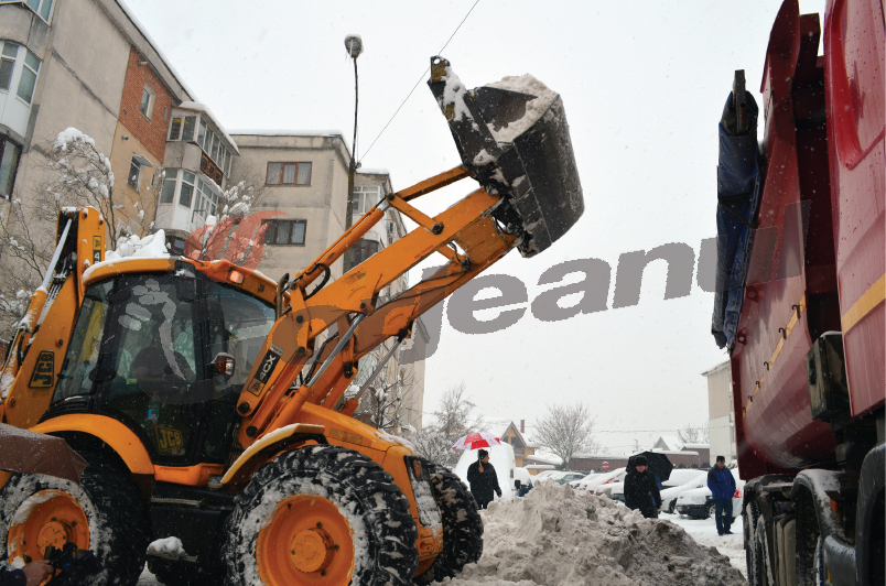 Edilitara deszăpezeşte Târgu-Jiul cu 22 de utilaje