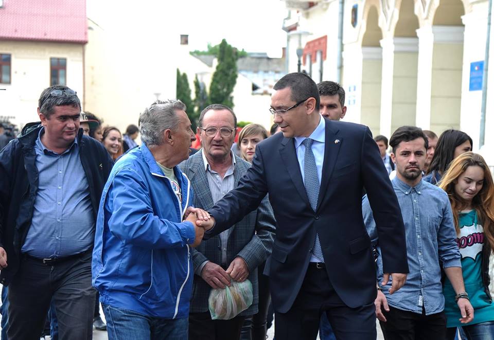 Ponta a prins în programul de vineri şi o vizită la Mănăstirea Lainici