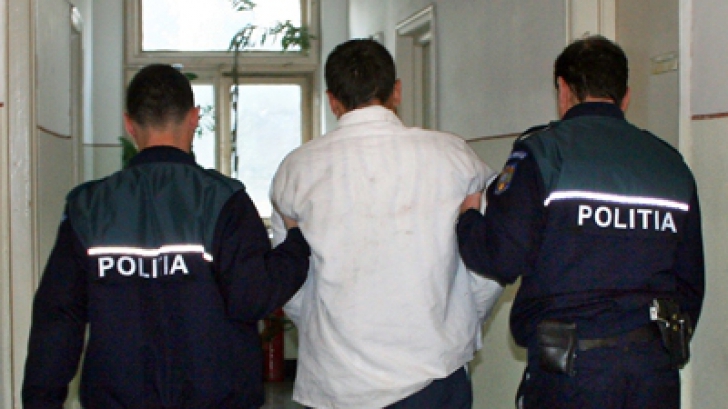 Reţinut după ce şi-a bătut mătuşa şi vecinul