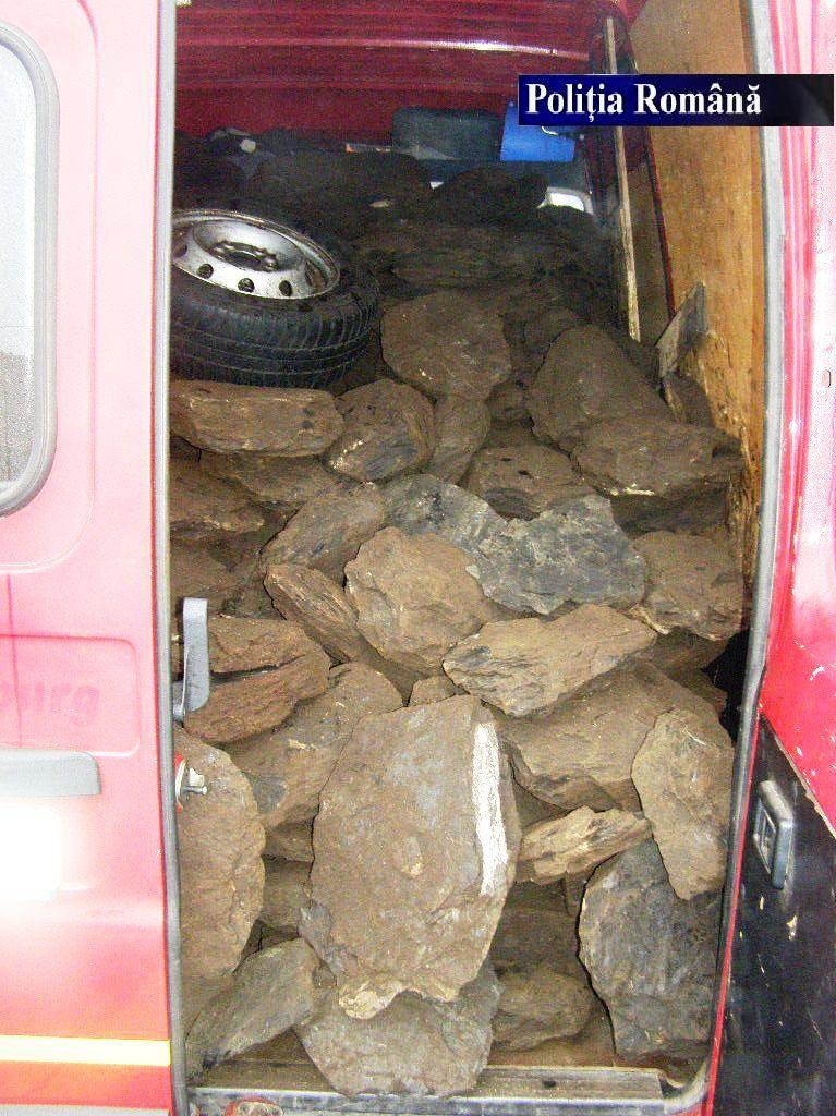 Peste 96 de tone de cărbune, confiscate de poliţişti