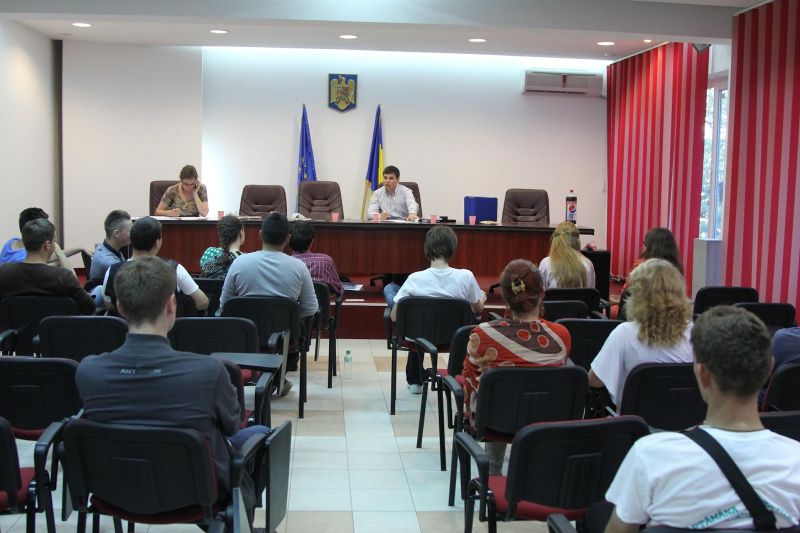 100 de candidaturi pentru Consiliile Şcolare ale Elevilor