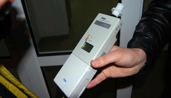 Un şofer beat s-a oprit cu maşina în şanţ