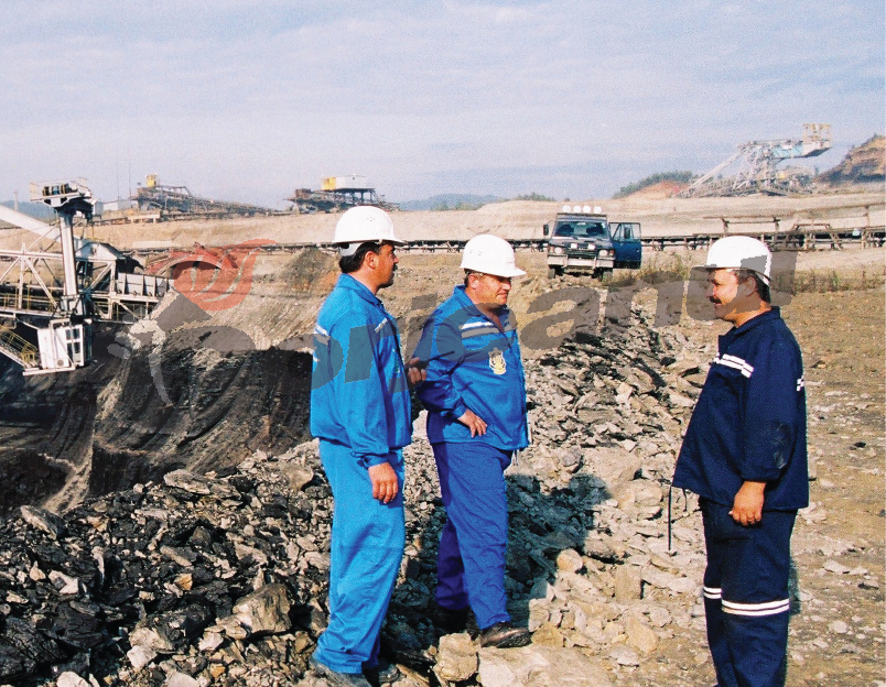 Gura târgului – Minerii au primit cizme şi mantale de ploaie