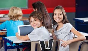 Elevii din clasa a III-a vor învăţa de pe tablete din martie 2015