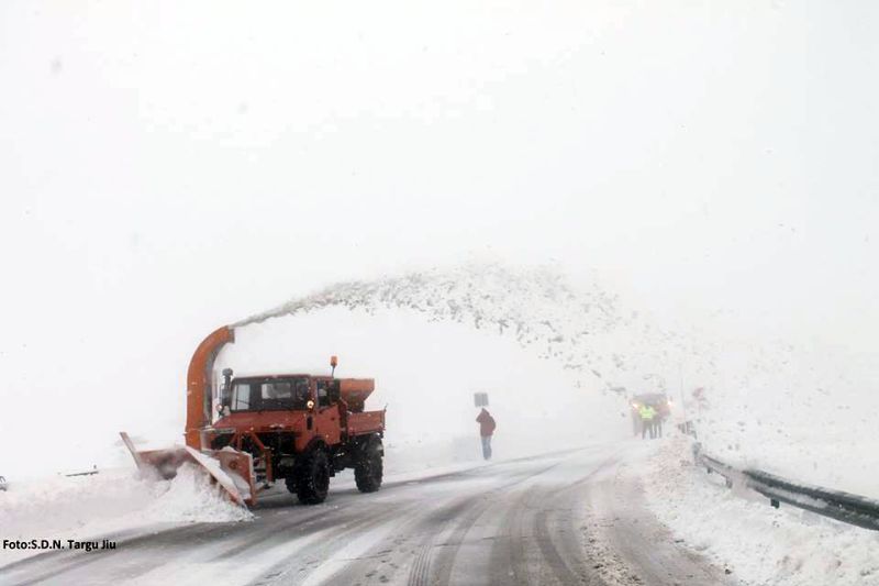 În doar şapte ore / Zece tone de material antiderapant, răspândite pe DN 67C
